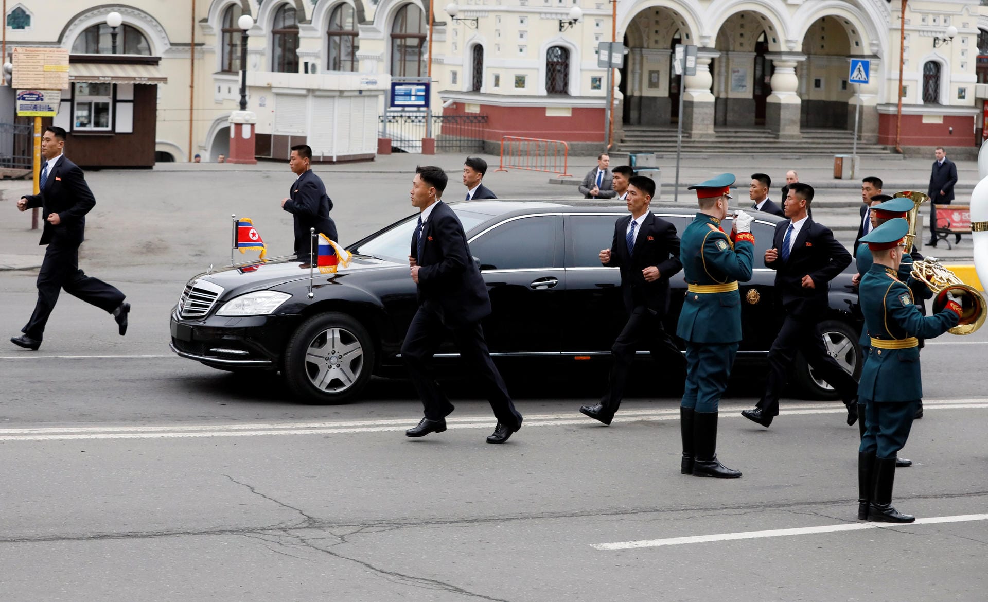 Kim wurde in einer Limousine eskortiert. Am Donnerstag trifft er dann Wladimir Putin.