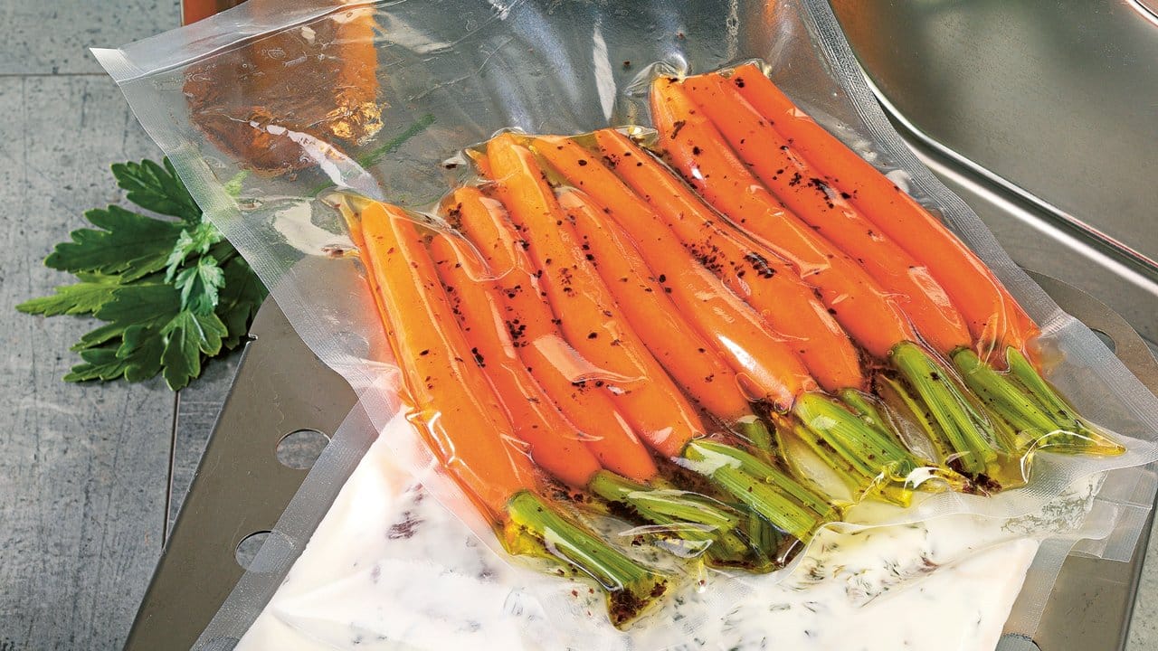 Die Karotten benötigen im Sous-Vide-Garer 45 Minuten bei 85 Grad.