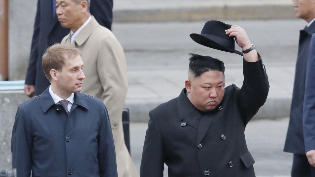 Kim Jong Un wird am Bahnhof von Wladiwostok mit militärischen Ehren empfangen.