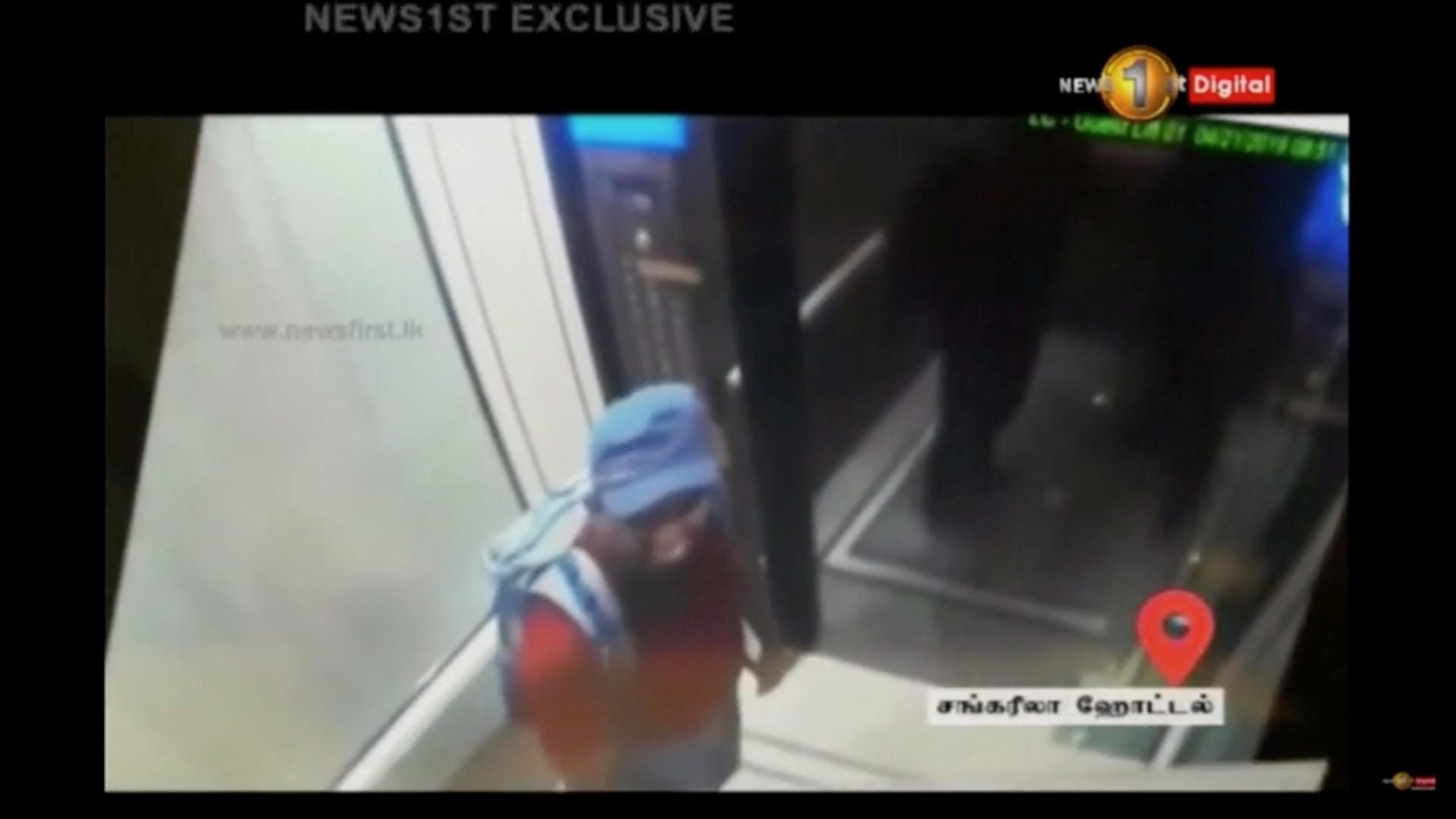 Blaue Basecap, blauer Rucksack, rotes Shirt. Ein mutmaßlicher Attentäter betritt den Fahrstuhl im Luxushotel Shangri-La in der Hauptstadt Colombo. Dort redet er mit einem mutmaßlichen weiteren Terroristen.