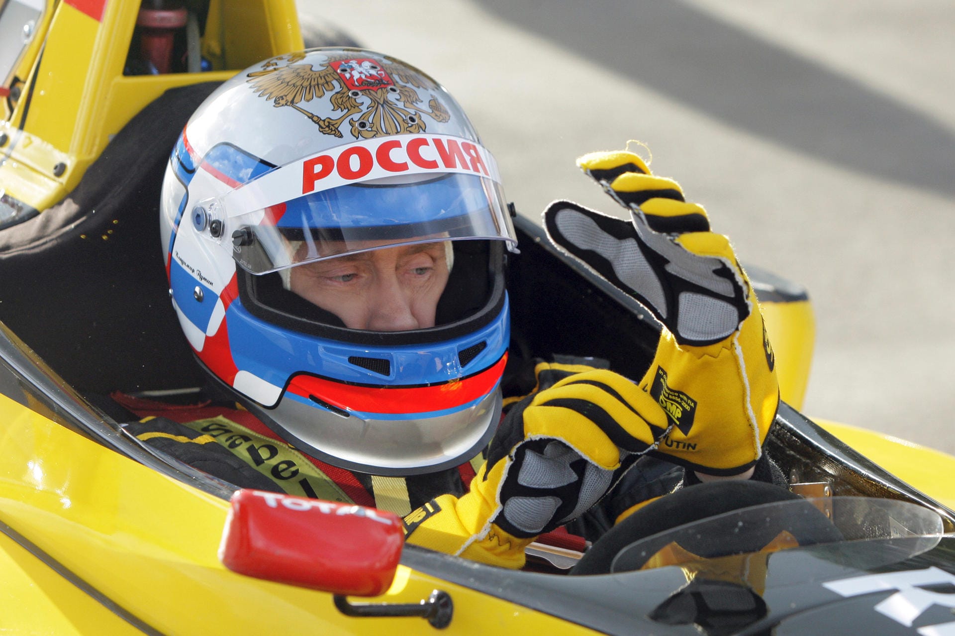 So gern wie Kim Fabriken besucht, so oft zeigt sich Putin sportlich. Hier sitzt er vor einer Testfahrt im Rennwagen des Formel-1-Teams von Renault.