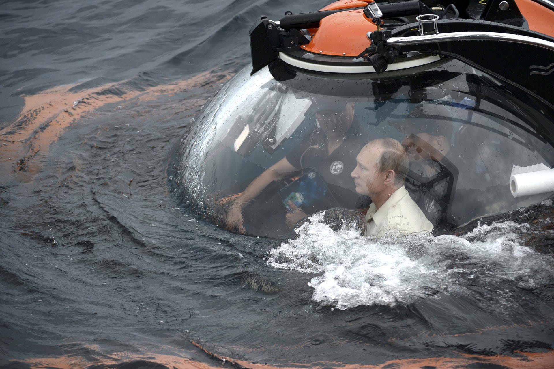 Tauchfahrt im Schwarzen Meer: Russlands Präsident taucht in einem speziellen Tiefsee-U-Boot vor der Halbinsel Krim ab. Natürlich fand er bei einer Tauchfahrt auch noch angebliche Artefakte.