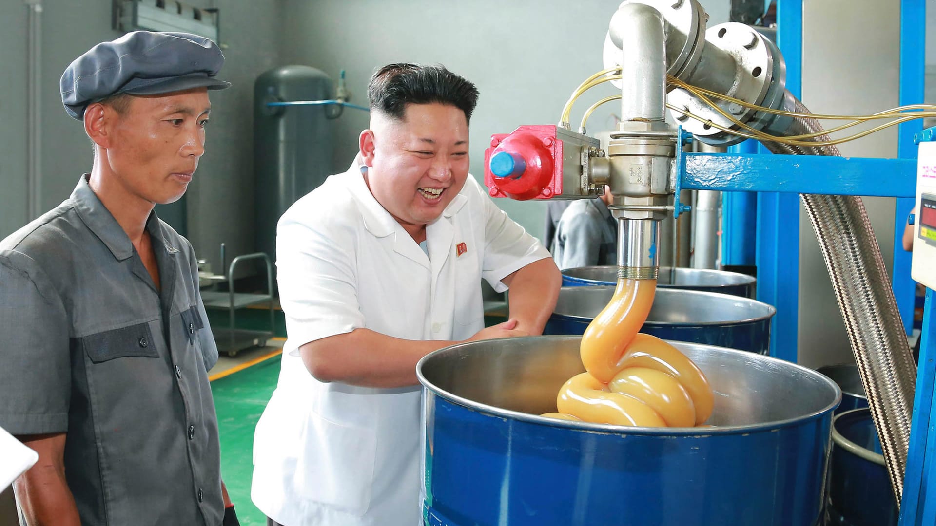 Kim Jong Un besuchte im Jahr 2014 eine Schmiermittel-Fabrik in Pjöngjang – und zeigte sich begeistert. Der Arbeiter neben ihm wirkt eher angespannt.