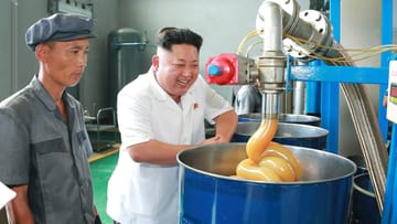 Kim Jong Un besuchte im Jahr 2014 eine Schmiermittel-Fabrik in Pjöngjang – und zeigte sich begeistert. Der Arbeiter neben ihm wirkt eher angespannt.