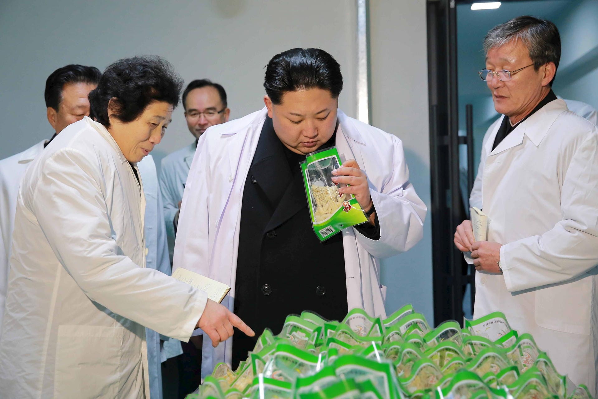 Fabrikbesuche stehen bei Nordkoreas Machthaber Kim hoch im Kurs. Hier überprüft er frisch produzierte Lebensmittel ganz genau. So zeigt er: Der große Anführer hat alles unter Kontrolle.
