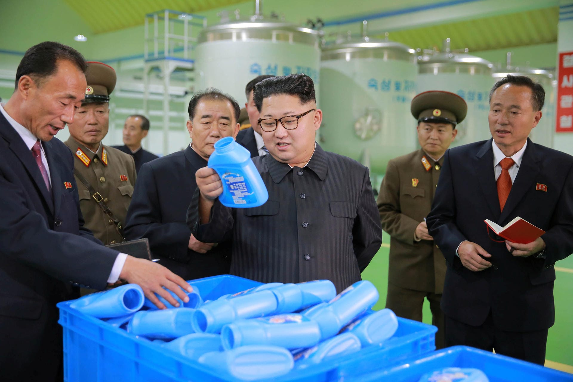 Kim zeigt sich gerne mit Produkten aus den volkseigenen Betrieben seines Landes. Hier zum Beispiel mit Seife. Die Botschaft: Der Wirtschaft geht es gut, das Land produziert.