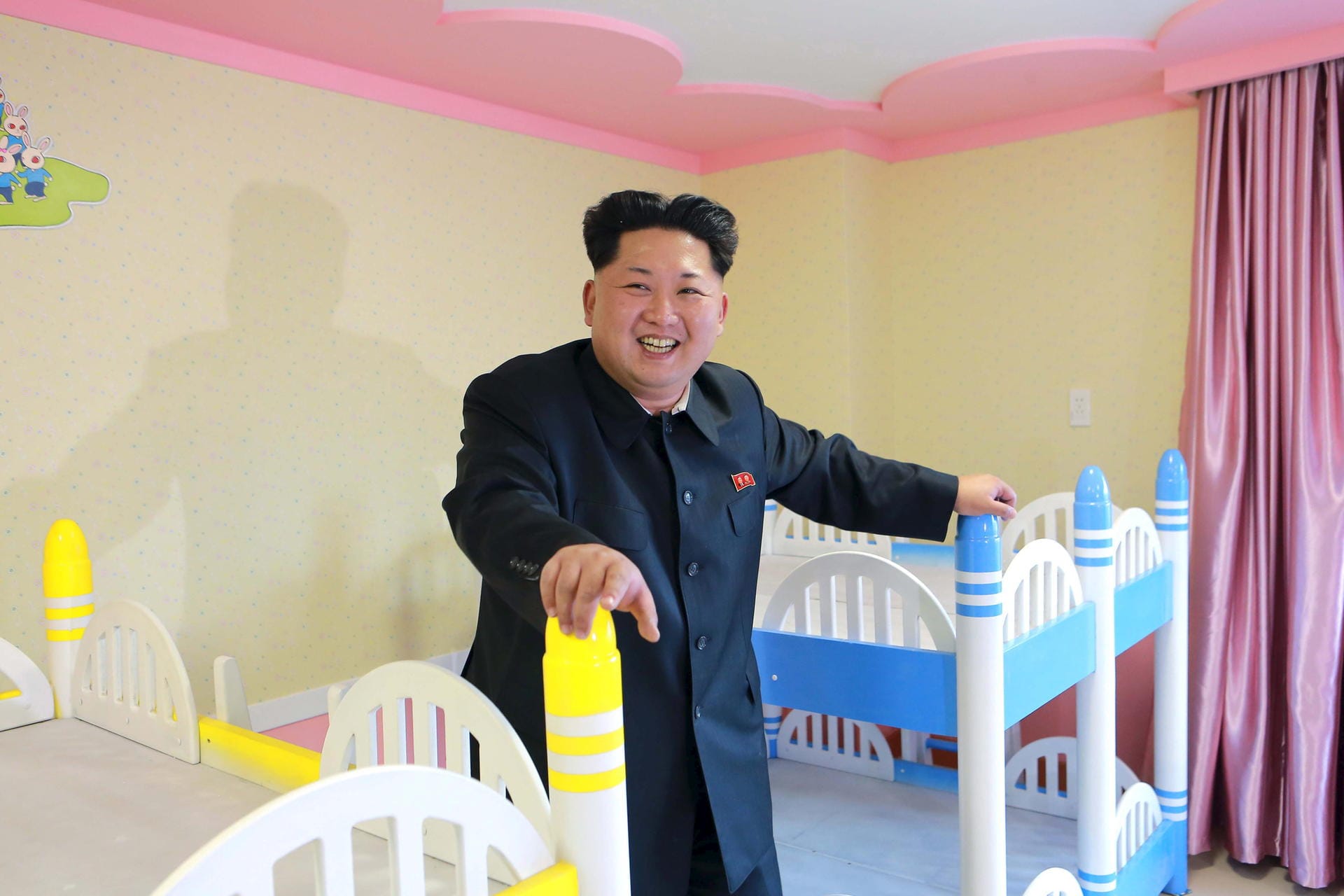 Gute Zeit im Waisenhaus: Kim Jong Un begutachtet beim Besuch einer Einrichtung in Wonsan die Baufortschritte.