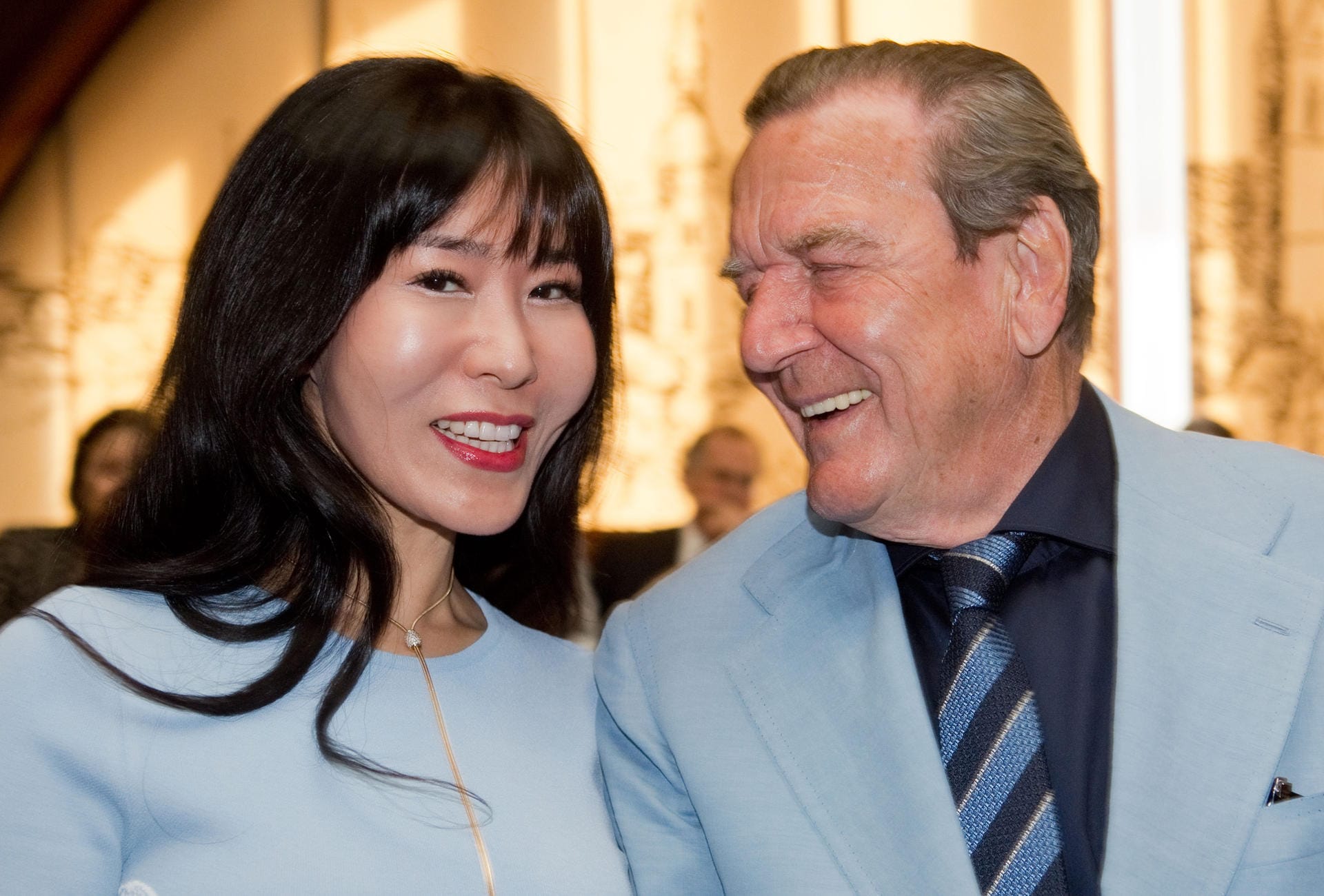 Zeit für einige verliebte Blicke zwischen Gerhard Schröder und seiner Ehefrau Soyeon Kim blieb trotzdem.