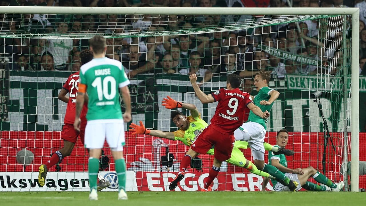 Bremens Torwart Jiri Pavlenka (M) kann den Treffer von Münchens Robert Lewandowski (9) zum 1:0 nicht parieren.