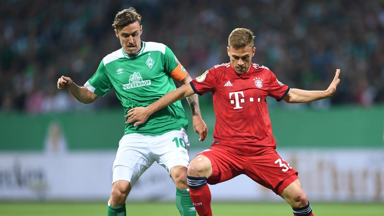 Werder-Spieler Max Kruse (l) im Duell um den Ball mit dem Münchner Joshua Kimmich.
