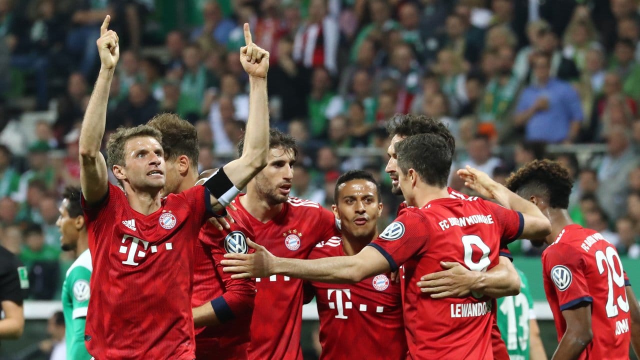 Thomas Müller (l) jubelt mit den Münchnern über dasf 2:0 gegen Werder Bremen.