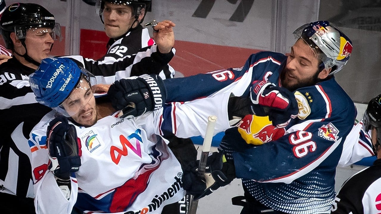 Mannheims Phil Hungerecker (M) und Andreas Eder (Mitte rechts) von Red Bull München geraten in einen Streit.