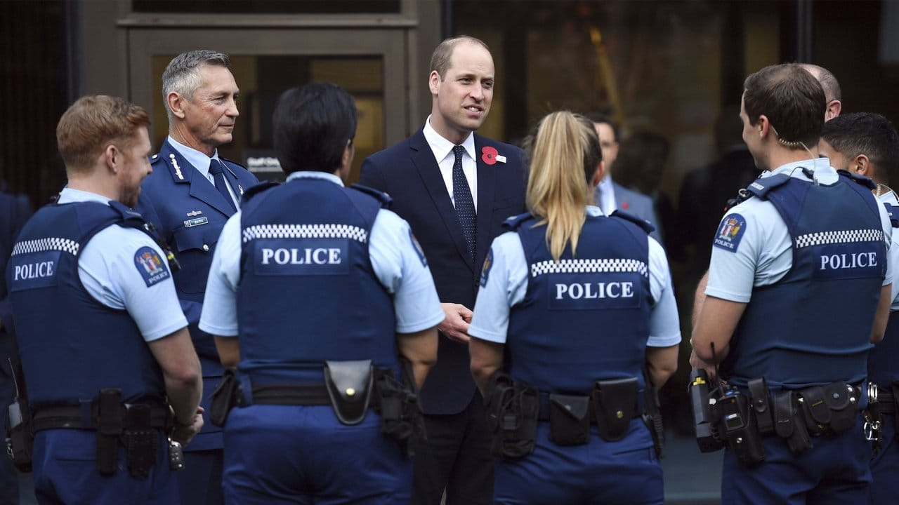 Prinz William im Gespräch mit Polizisten, die unmittelbar nach dem Anschlag geholfen hatten.