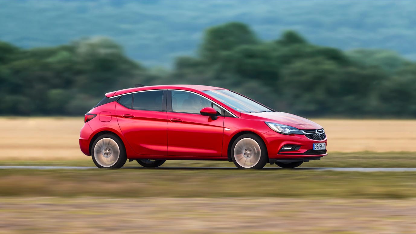 Platz 9: Opel Astra. Beste Wahl ist ein Modell ab Baujahr 2010. Die vorangegangene Generation fällt nämlich eher negativ auf: Die Federn ihrer Hinterachse können brechen, der Auspuff gammelt gerne. Auf Ölverlust sollte man bei allen Astra-Generationen achten.