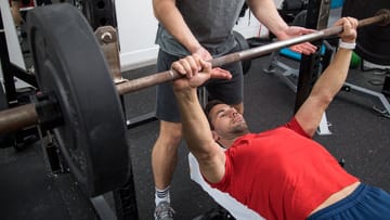 Pumpen für die Arme und die Schultern: Viele Trainingsprogramme konzentrieren sich ganz auf einzelne Körperteile - und versprechen so besonders schnelle Erfolge.