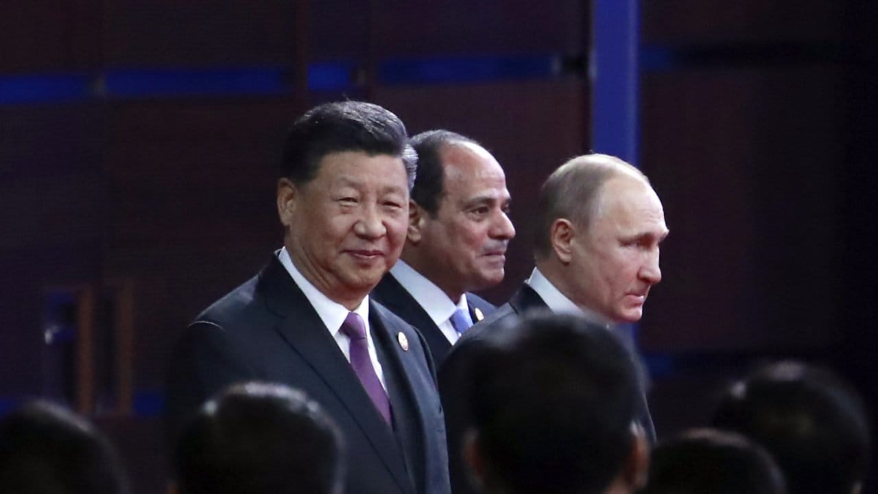 Gipfeleröffnung in Peking: Ägyptens Präsident Abdel-Fattah El-Sisi zwischen Gastgeber Xi Jinping (L) und Kremlchef Wladimir Putin.