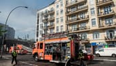 Feuerwehrwagen im Hamburger Schanzenviertel: In einem sechsgeschossigen Wohnhaus brach am Vormittag ein Feuer aus.