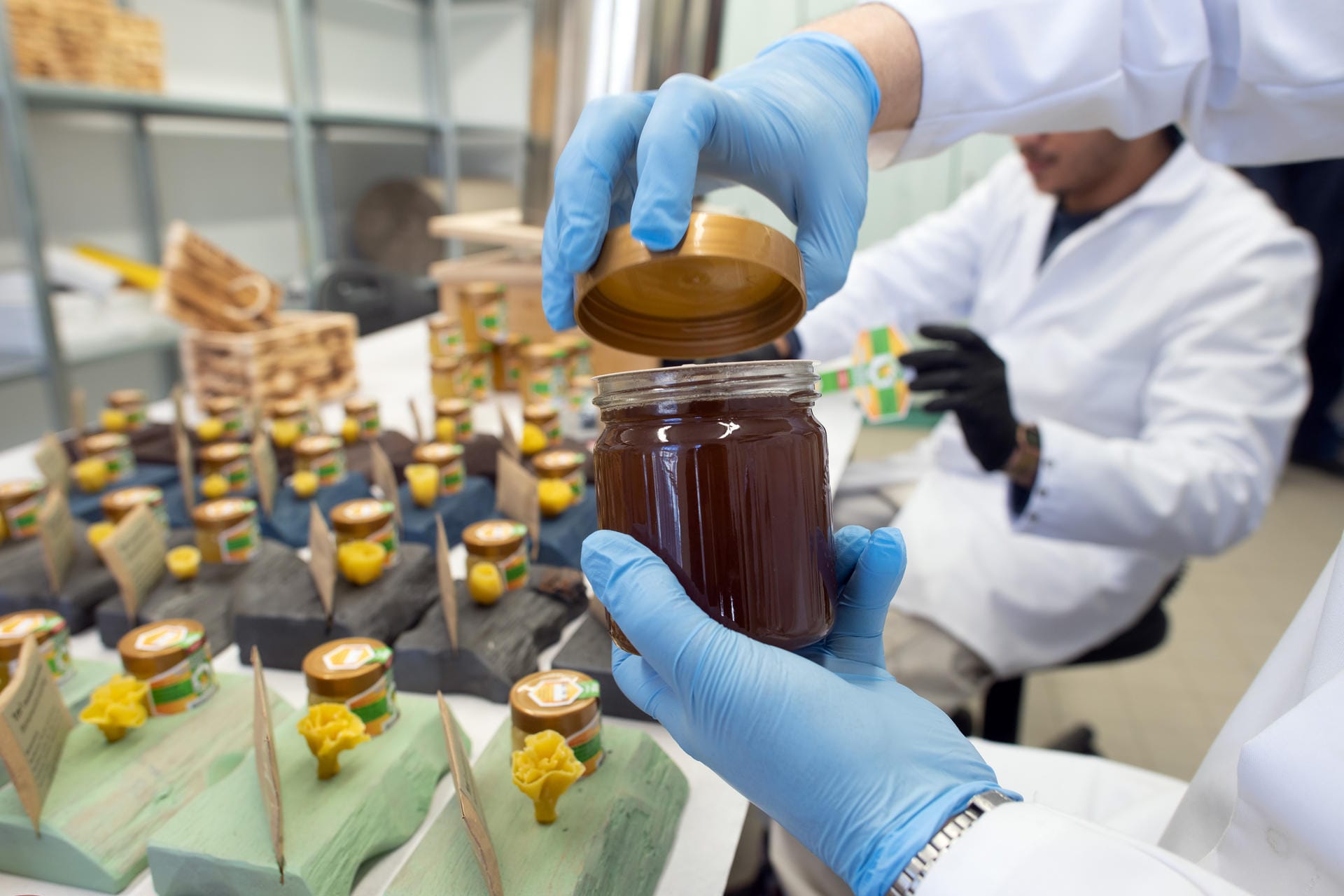 In der Gefängniswerkstatt: In der JVA Remscheid in NRW wird Honig zubereitet.
