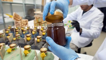 In der Gefängniswerkstatt: In der JVA Remscheid in NRW wird Honig zubereitet.