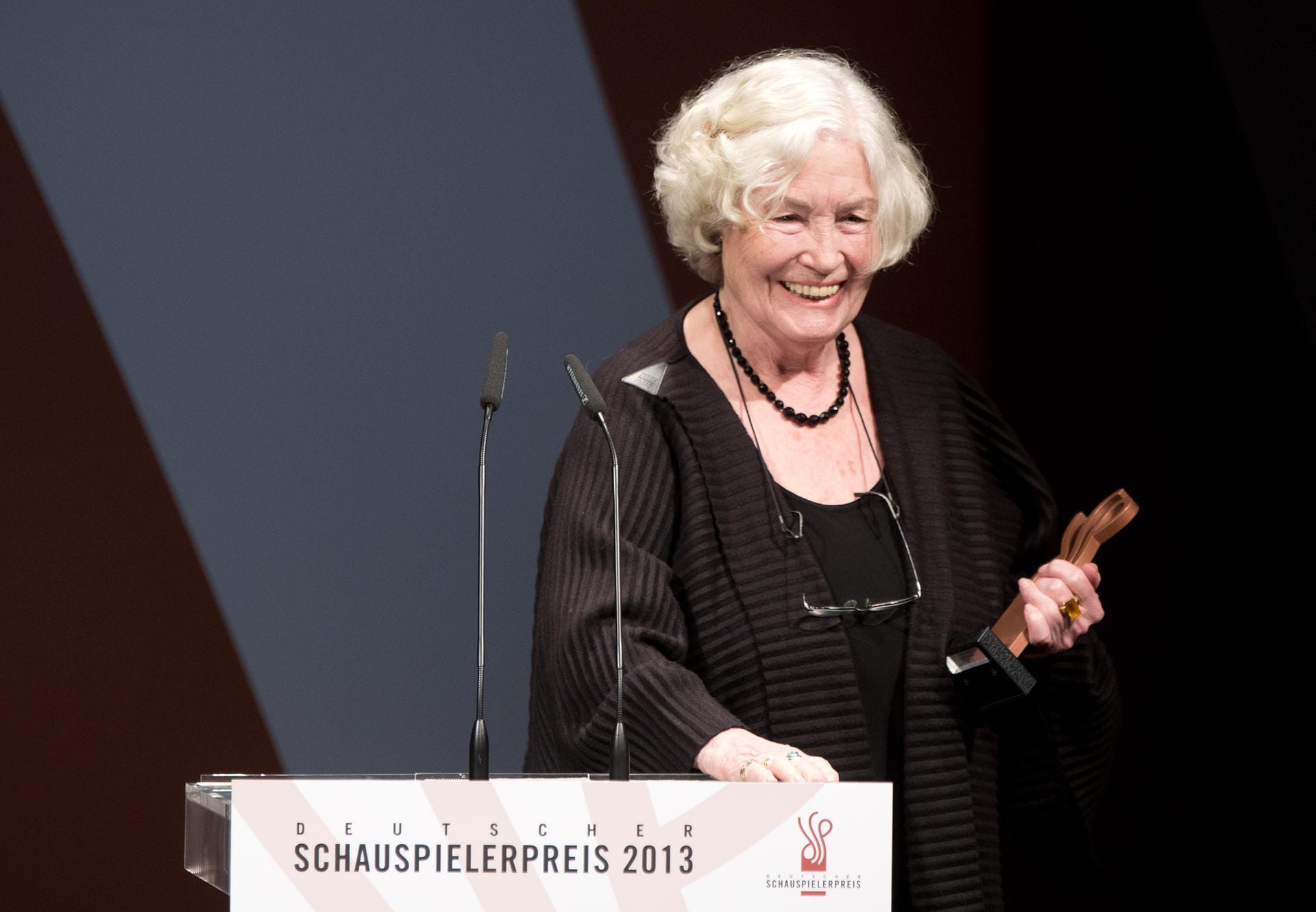 Im Jahr 2013 wurde sie in der Kategorie "Starker Auftritt" bei der Verleihung des Deutschen Schauspielerpreises ausgezeichnet.