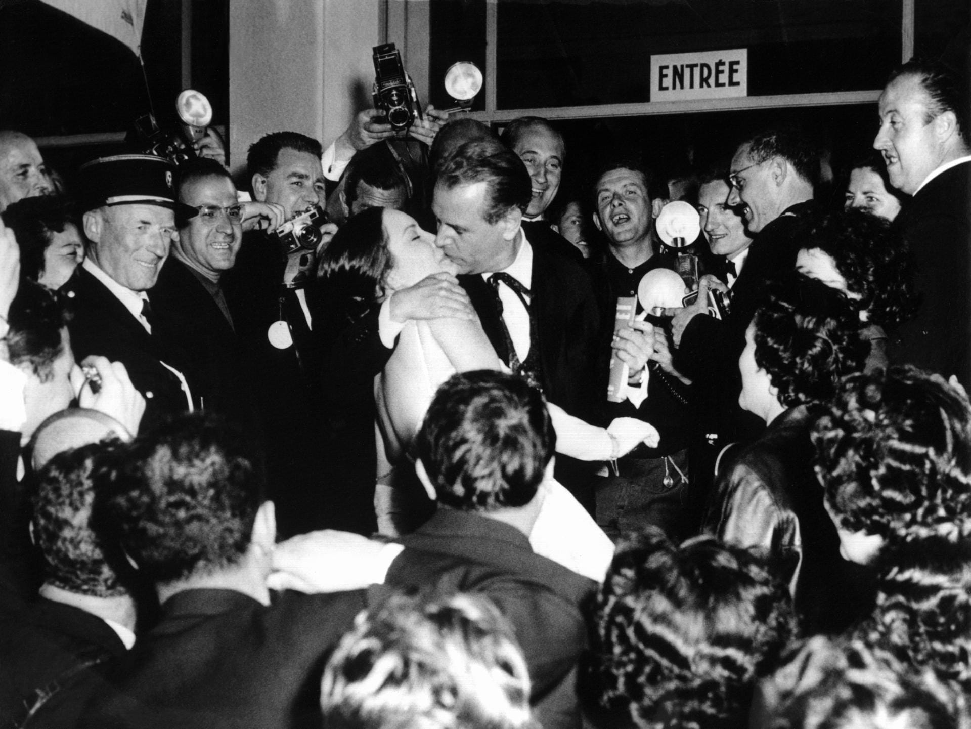 Alter Schnappschuss: Nach einer Aufführung küsst O.W. Fischer seine Filmpartnerin Ellen Schwiers bei den Filmfestpielen 1959 in Cannes.