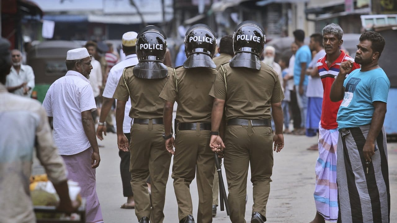 Polizisten patrouillieren in einer muslimischen Nachbarschaft von Colombo, bevor die Freitagsgebete abgehalten werden.