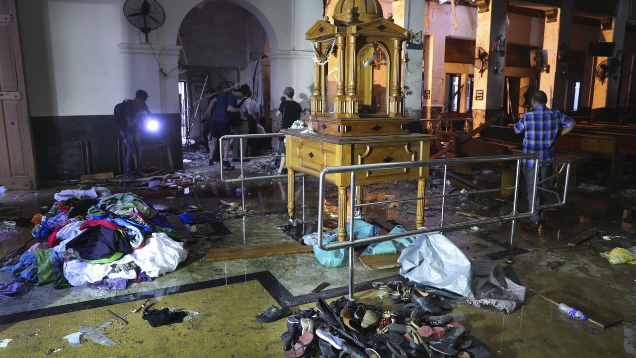 Nach den Bomben: Schuhe und weitere Habseligkeiten, die von Gläubigen zurückgelassen wurden, in der Kirche St.