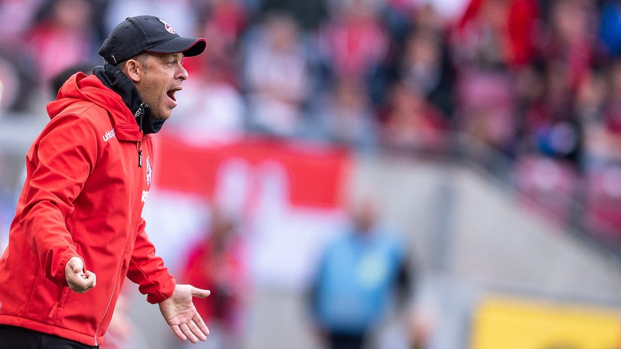 Kölns Trainer Markus Anfang gestikuliert beim Spiel gegen Darmstadt an der Seitenlinie.