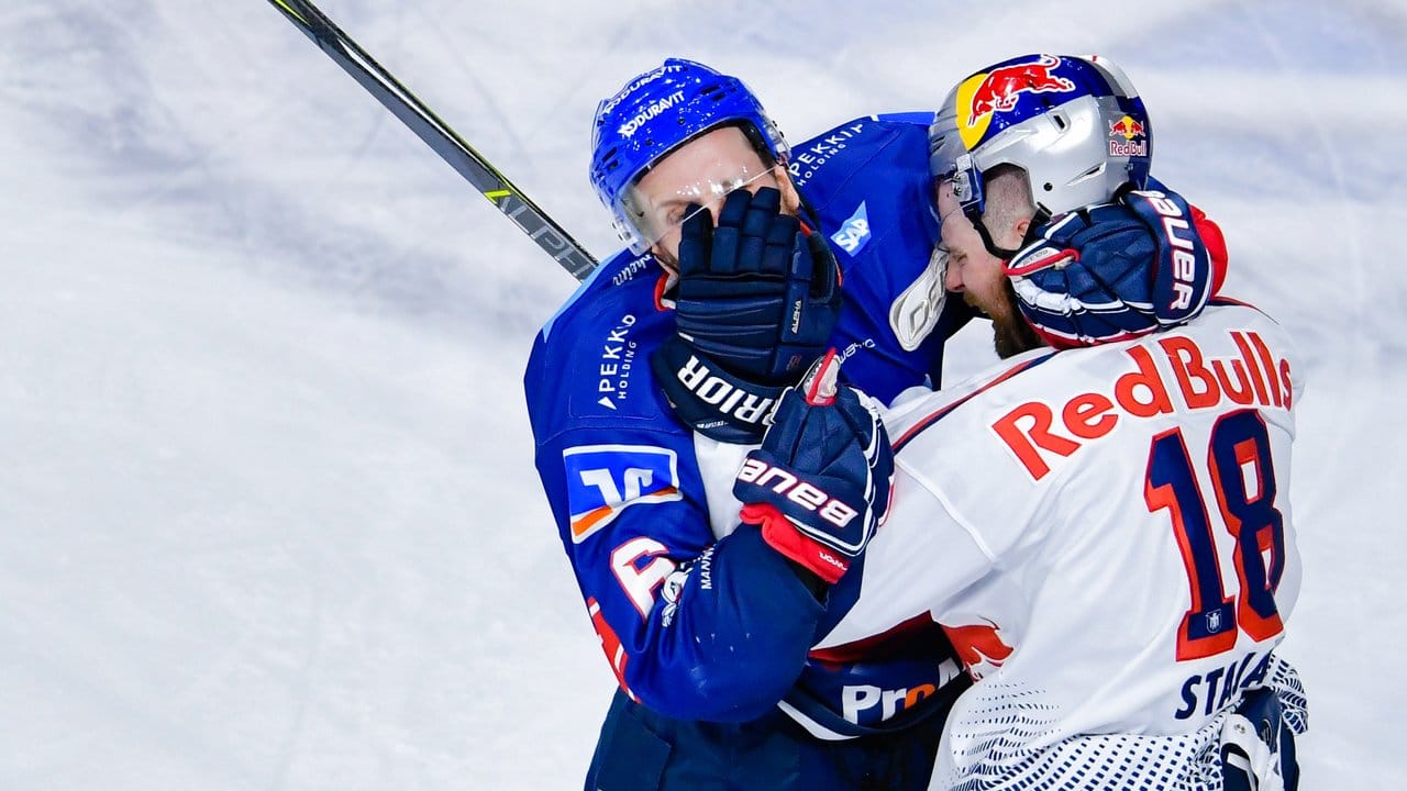 Mannheims Joonas Lehtivuori (l) und Münchens Matthew Stajan haben während des Spiels eine Auseinandersetzung.
