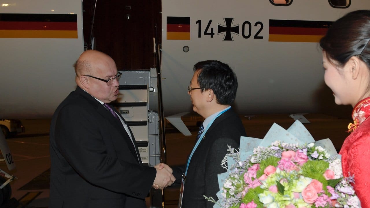 Wirtschaftsminister Peter Altmaier bei seiner Ankunft zum "Seidenstraßen"-Gipfel auf dem Flughafen von Peking.