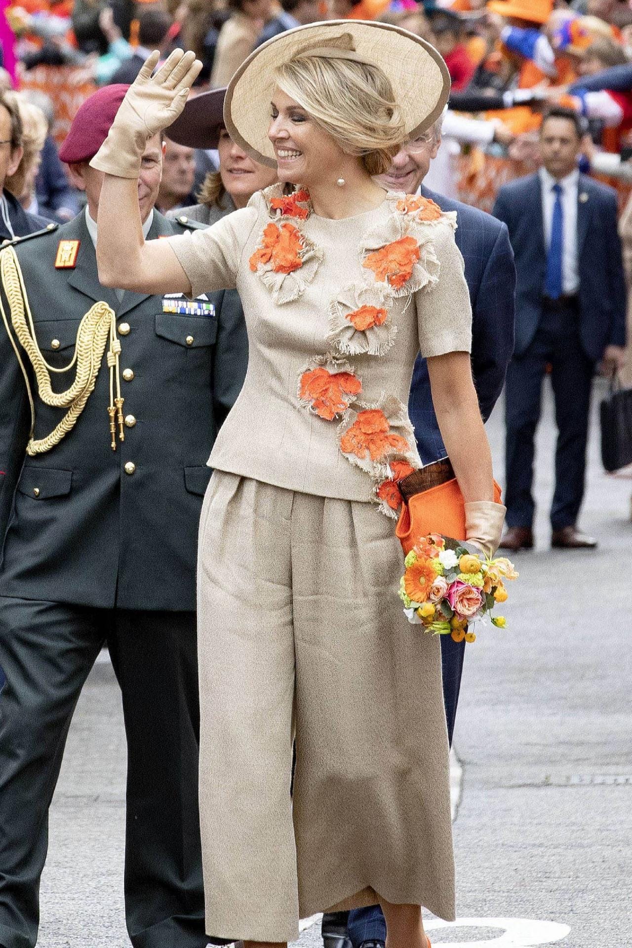 Königin Maxima entschied sich für ein beigefarbenes Outfit mit orangenen Blumen-Applikationen.