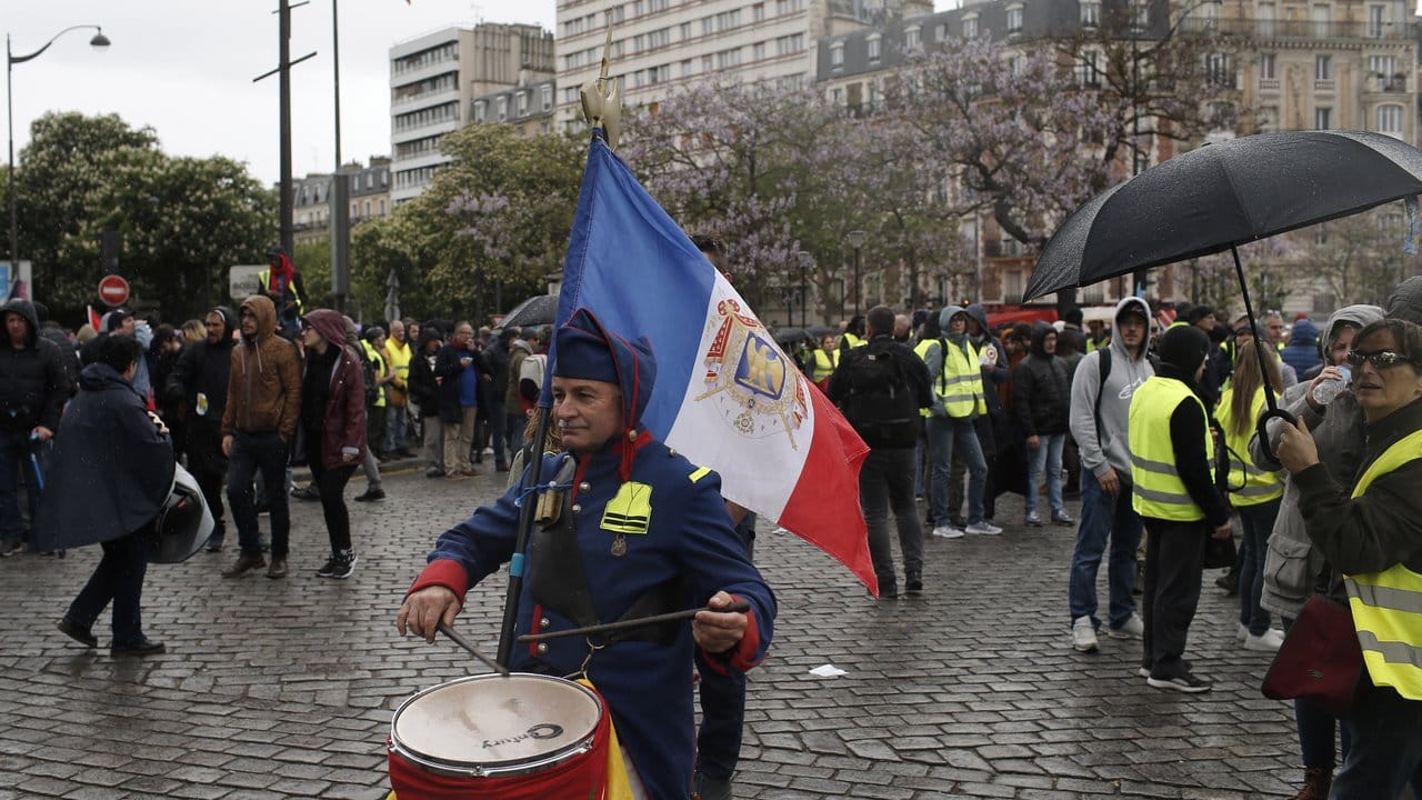 "Gelbwesten"-Protestler als napoleonischer Soldat verkleidet in Paris.