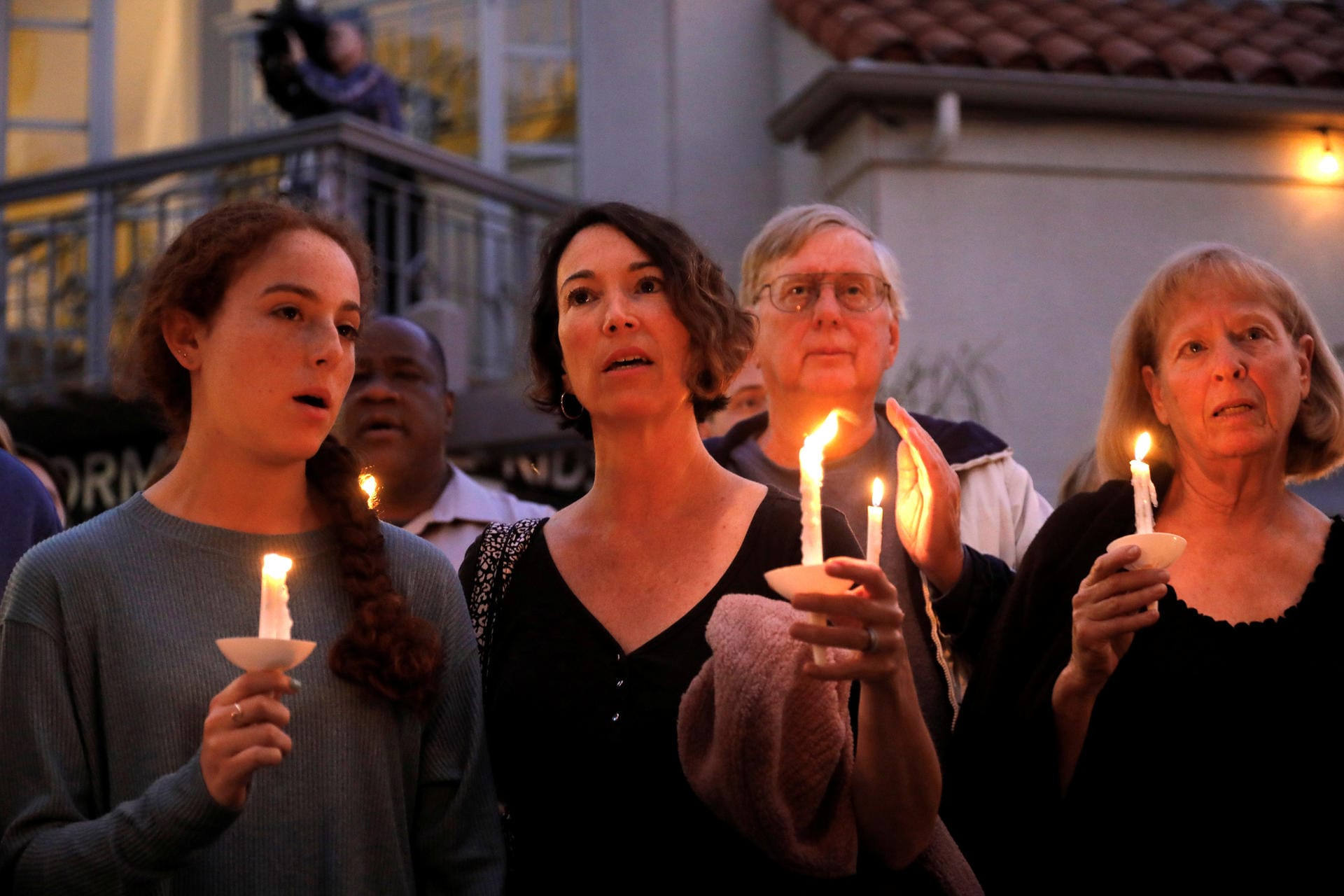 In der Rancho Bernardo Community Presbyterian Church in San Diego gedenken die Gläubigen an die Opfer des Angriffs.