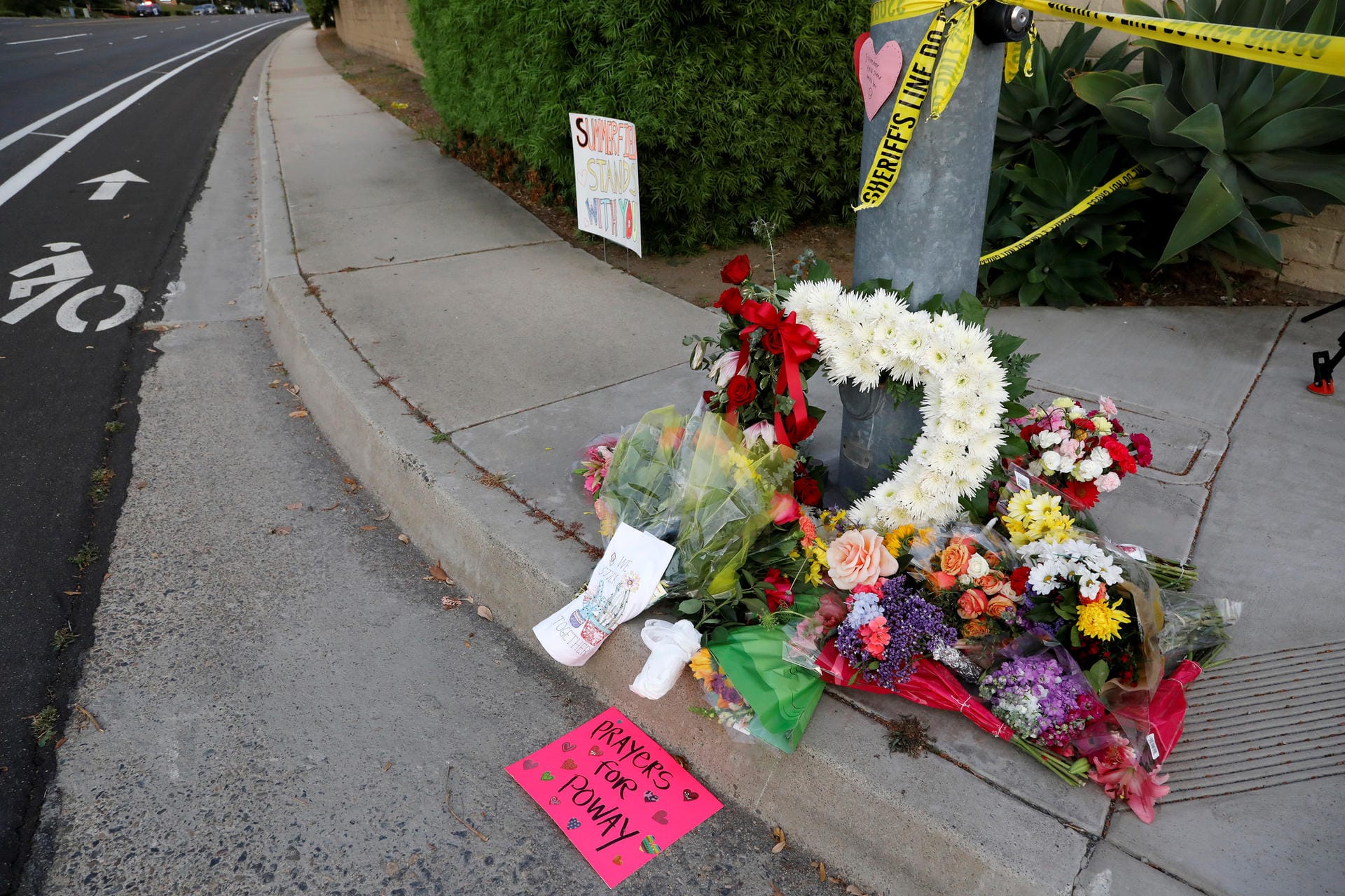 Blumen liegen vor der Synagoge: Eine Frau starb bei den Angriff. Drei weitere Opfer liegen mit Verletzungen im Krankenhaus.