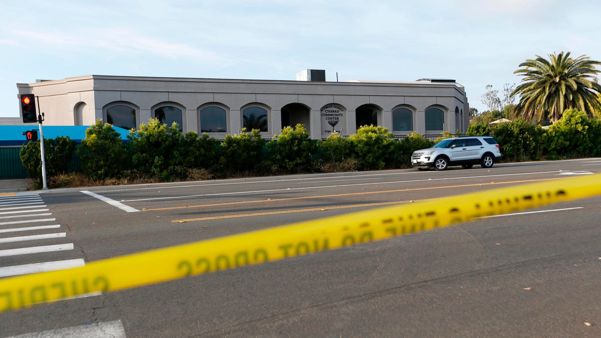 Flatterband hängt neben der Straße vor der Chabad of Poway Synagoge. Die Behörden sprachen bei der Tat von einem Hassverbrechen. Der mutmaßliche Angreifer soll seine Tat im Internet angekündigt haben.