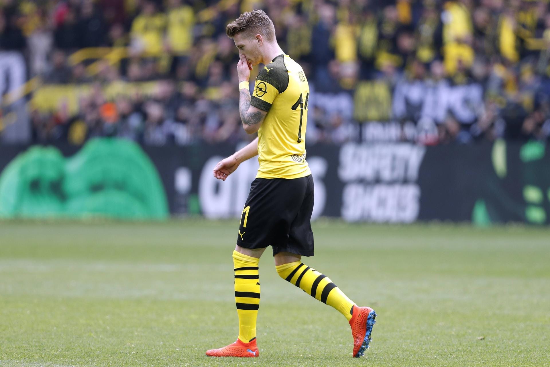 Guardian (England): "Borussia Dortmund implodiert – Schalke gewinnt Revierderby gegen Neun-Mann-Dortmund"