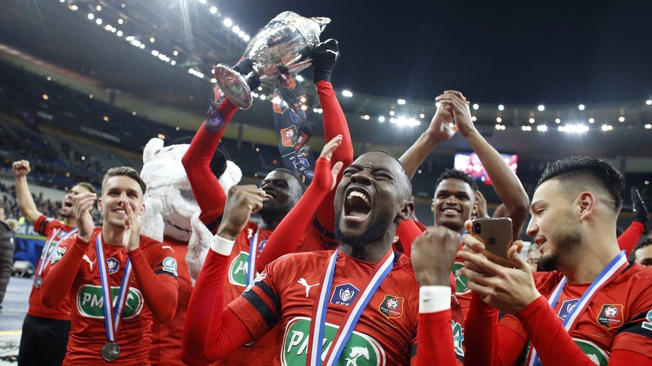 Die Mannschaft von Stade Rennes feiert mit dem französischen Pokal.