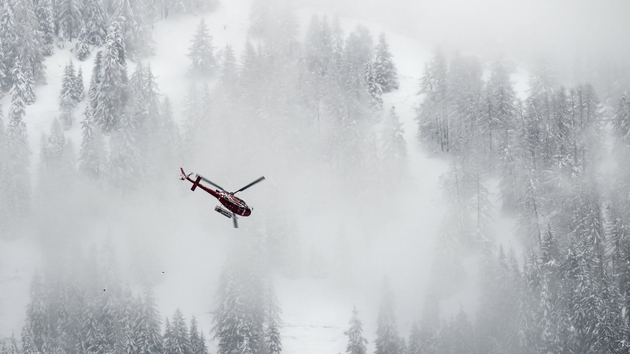 Ein Helikopter der Firma Air Zermatt fliegt über die Fiescheralp (Archivbild).