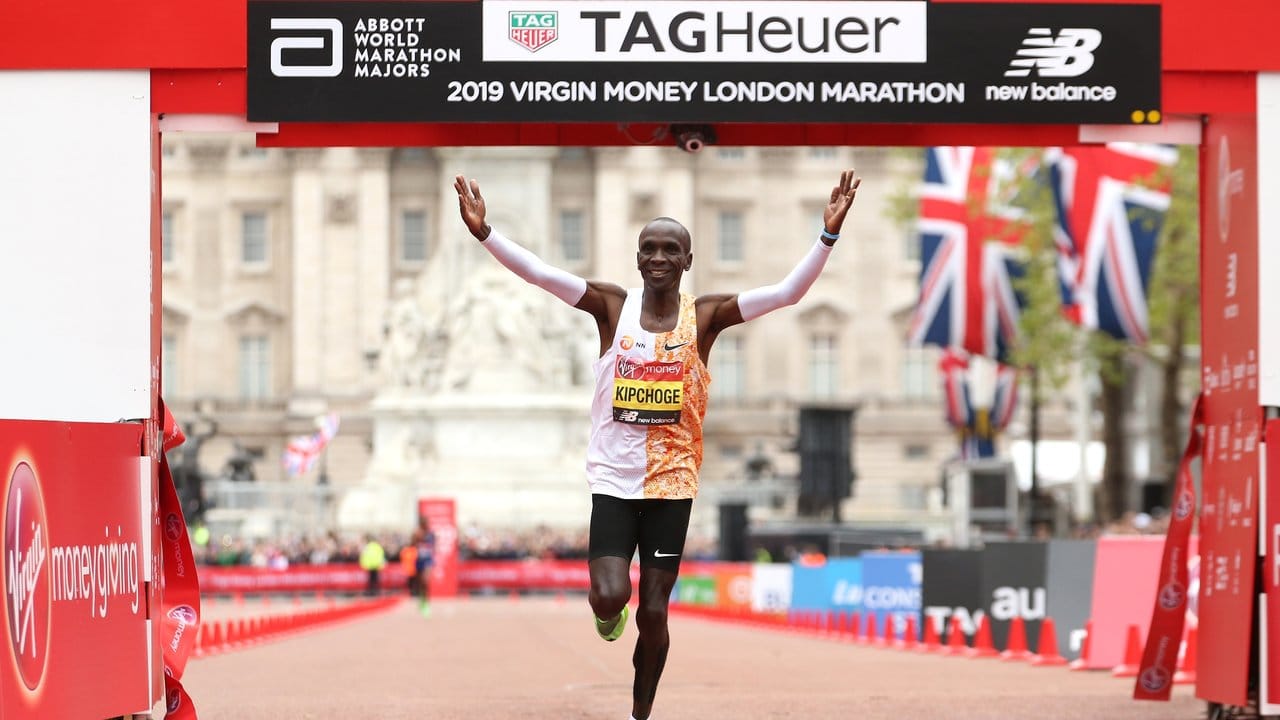 Der Kenianer Eliud Kipchoge überquert in London als Erster die Ziellinie.
