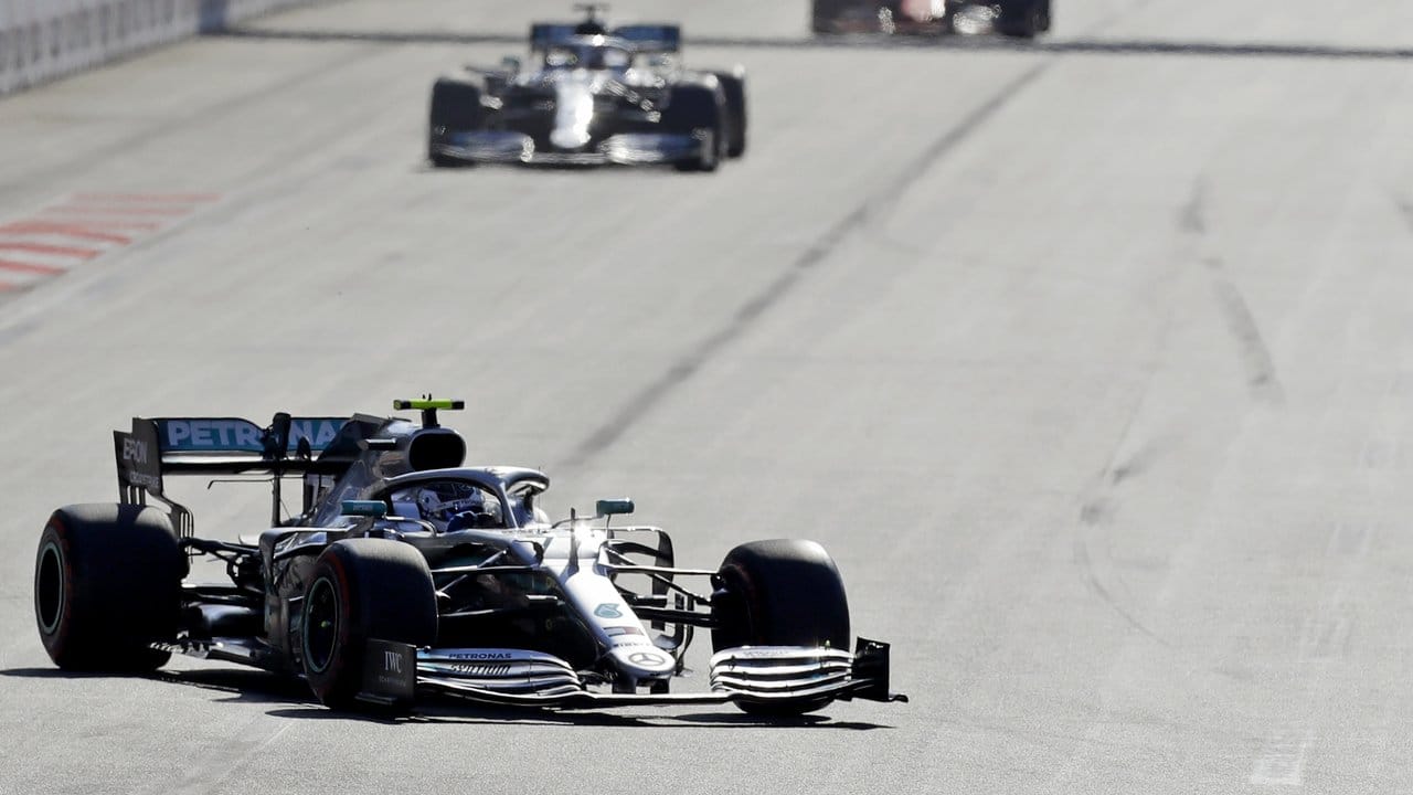 Mercedes-Pilot Valtteri Bottas fährt in Aserbaidschan einen Start-Ziel-Sieg ein.
