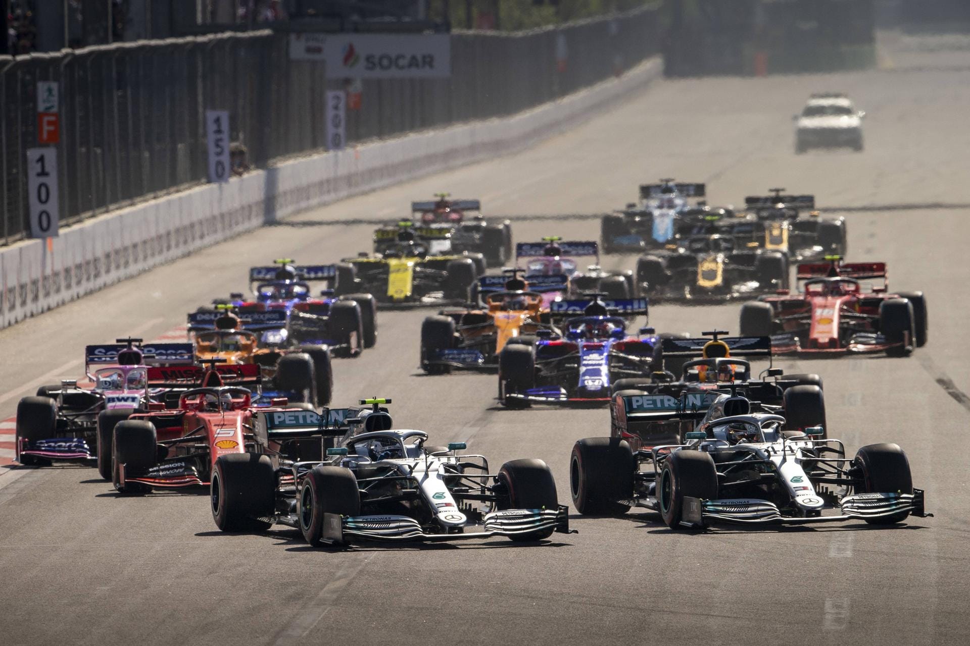 Mundo Deportivo (Spanien): "Der beste Start in der Geschichte der 69 Saisons der F1. (...) Er, der sich als neuer Valtteri in Australien präsentiert hatte, festigte dieses endgültig in Baku und zeigte sich einmal mehr entschlossen gegenüber seinem Teamkapitän, dem fünffachen Weltmeister Lewis, den er mit einem gewaltigen Start in Schach hielt." Mundo Deportivo (Spanien): "Der beste Start in der Geschichte der 69 Saisons der F1. (...) Er, der sich als neuer Valtteri in Australien präsentiert hatte, festigte dieses endgültig in Baku und zeigte sich einmal mehr entschlossen gegenüber seinem Teamkapitän, dem fünffachen Weltmeister Lewis, den er mit einem gewaltigen Start in Schach hielt."