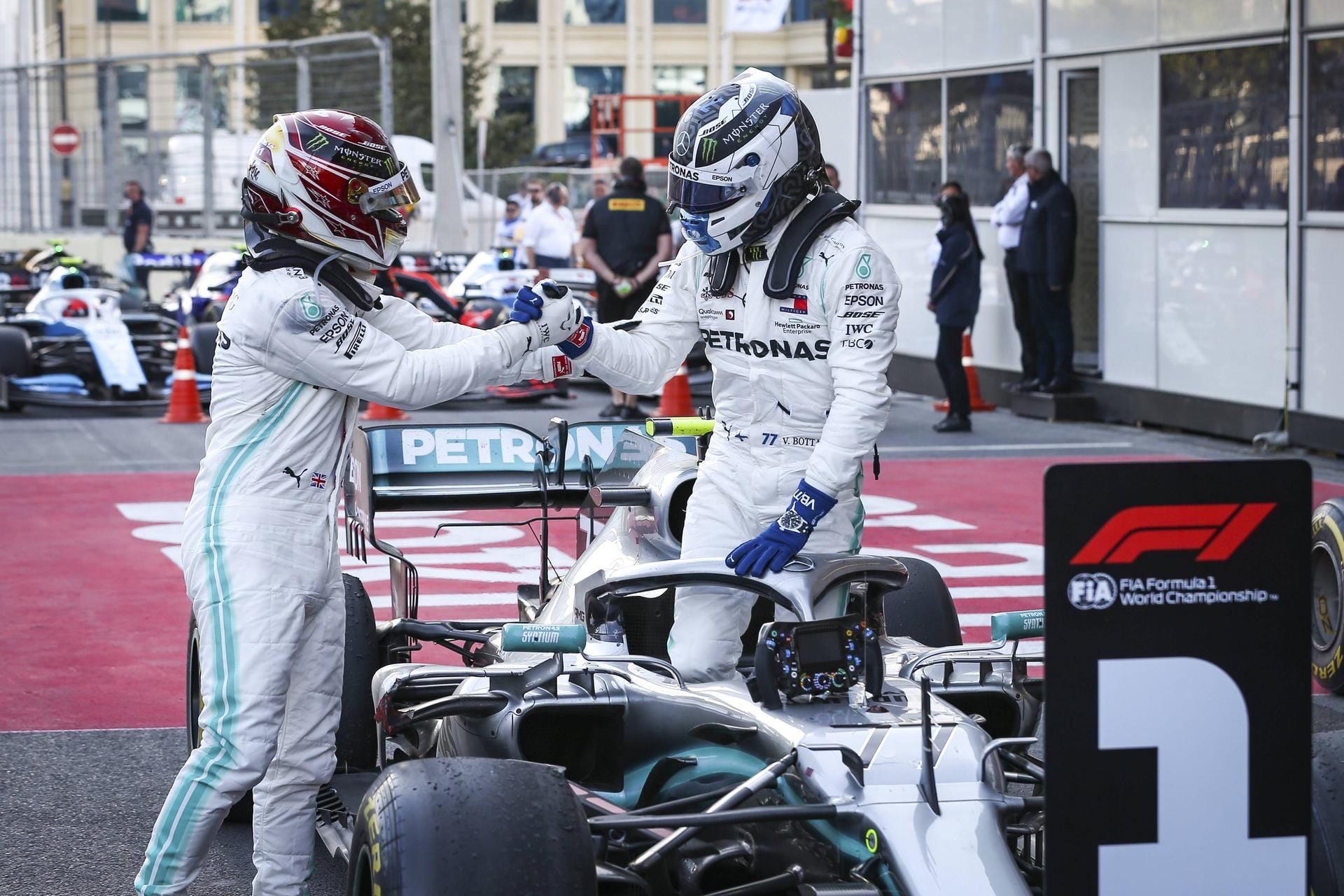 The Telegraph (England): "Hamilton und Bottas waren nur Zentimeter von einer Kollision entfernt, als sie Rad an Rad die ersten drei Runden in Baku fuhren. Doch dank der Fertigkeiten beider Männer konnte Schaden verhindert werden. Und dort wurde das Rennen, das die Erwartungen nicht erfüllte, auch letztendlich gewonnen." The Telegraph (England): "Hamilton und Bottas waren nur Zentimeter von einer Kollision entfernt, als sie Rad an Rad die ersten drei Runden in Baku fuhren. Doch dank der Fertigkeiten beider Männer konnte Schaden verhindert werden. Und dort wurde das Rennen, das die Erwartungen nicht erfüllte, auch letztendlich gewonnen."