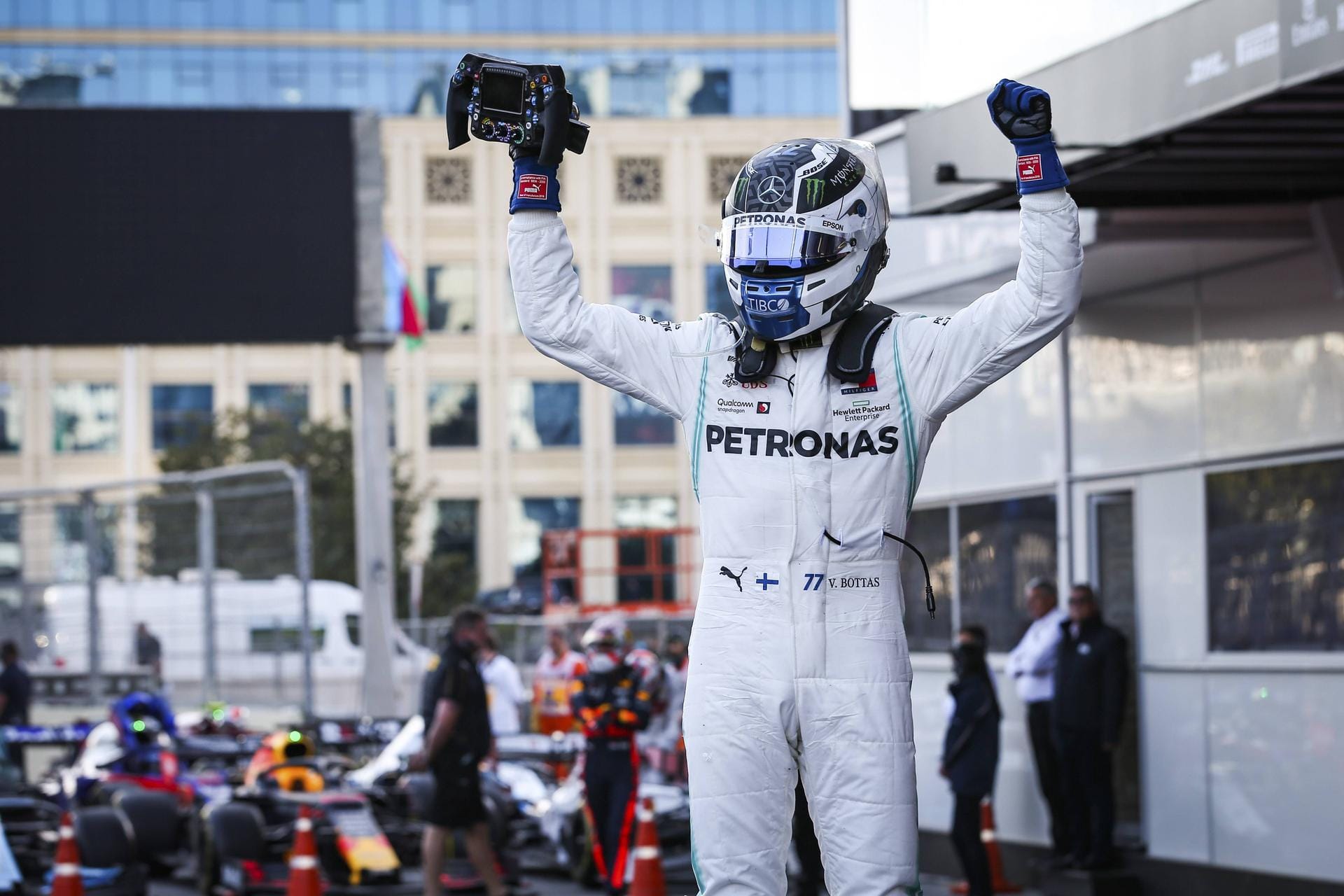 The Guardian (England): "Der Große Preis von Aserbaidschan, Schauplatz einiger dramatischer Rennen in den letzten beiden Saisons, fiel mit kaum einem Aufmucken in die makellose Perfektion dessen, was ein unaufhaltbarer Mercedes-Brummer zu sein scheint." The Guardian (England): "Der Große Preis von Aserbaidschan, Schauplatz einiger dramatischer Rennen in den letzten beiden Saisons, fiel mit kaum einem Aufmucken in die makellose Perfektion dessen, was ein unaufhaltbarer Mercedes-Brummer zu sein scheint."