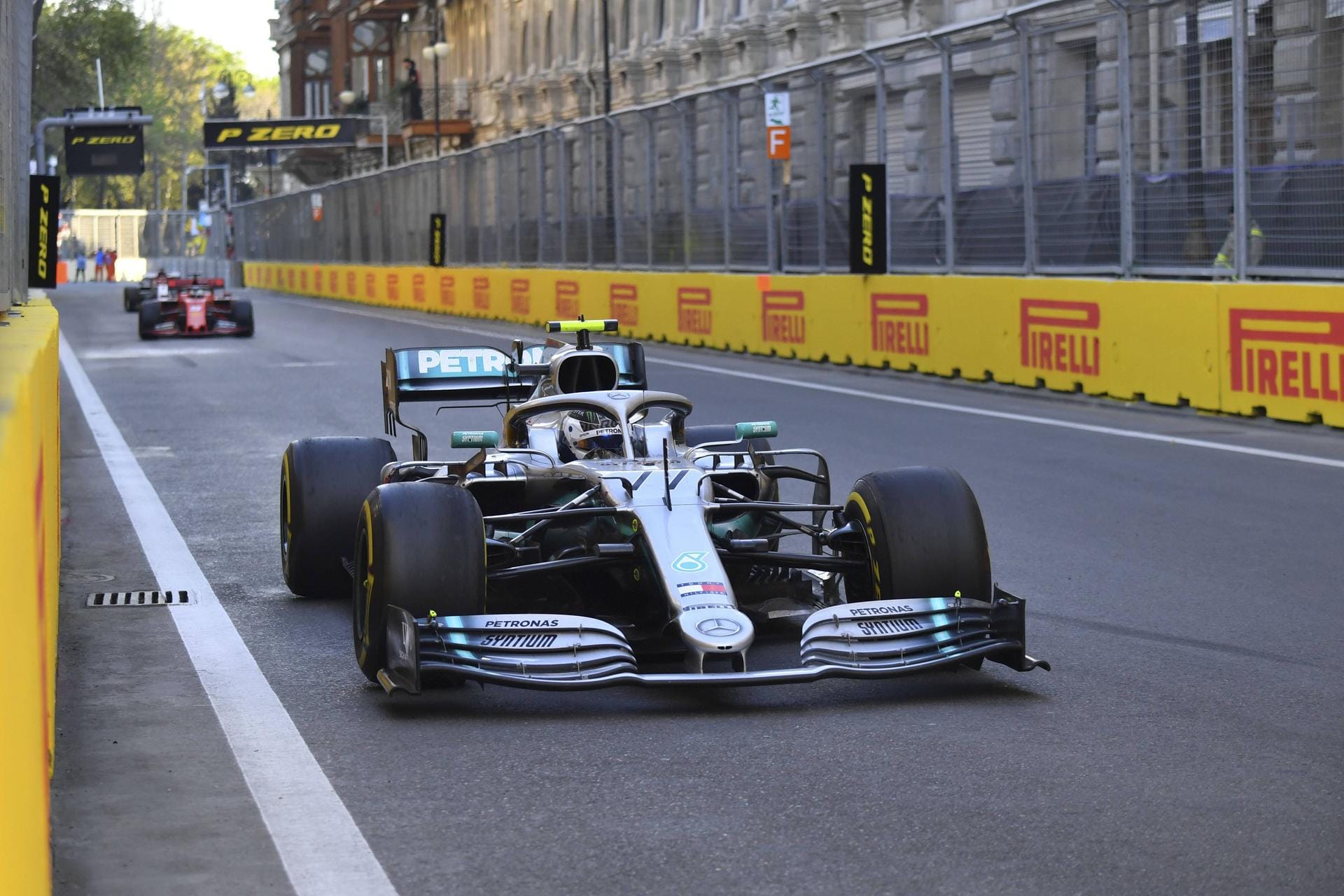 La Repubblica (Italien): "Baku wird zum ruhigsten und friedlichsten Grand Prix aller Zeiten, und nun sind wir hier mit dem vierten Doppelsieg von Mercedes in Folge: Es ist Weltrekord. Nur, dass jener Valtteri Bottas gewinnt, bei dem man sich dafür entschuldigen muss, ihn Kellner und Knappe genannt zu haben." La Repubblica (Italien): "Baku wird zum ruhigsten und friedlichsten Grand Prix aller Zeiten, und nun sind wir hier mit dem vierten Doppelsieg von Mercedes in Folge: Es ist Weltrekord. Nur, dass jener Valtteri Bottas gewinnt, bei dem man sich dafür entschuldigen muss, ihn Kellner und Knappe genannt zu haben."