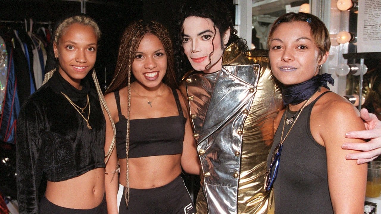 Michael Jackson vor seinem Kölner Konzert 1997 mit Lee (l-r), Ricky und Jazzy von der deutschen Mädchen-Band Tic Tac Toe.