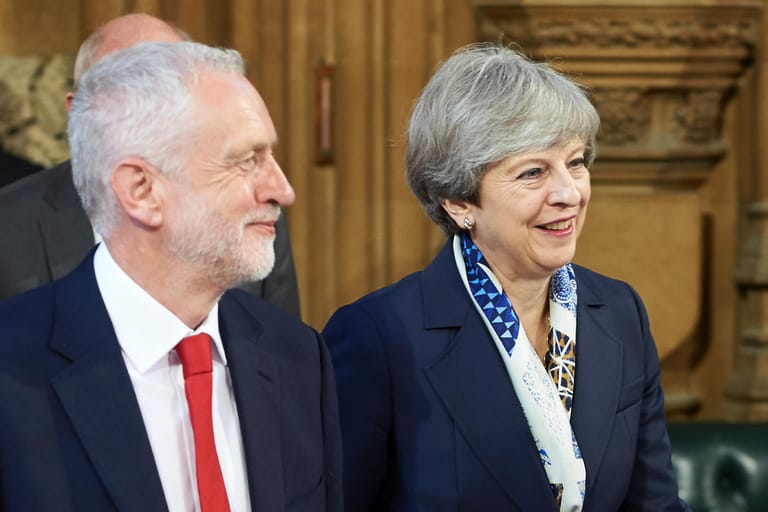 Bereits vor dieser Verlängerung hatte May ihre Taktik geändert. Seit dem 3. April verhandelt sie mit der Opposition und Labour-Chef Jeremy Corbyn, um mit einem Kompromiss doch noch eine Mehrheit für ihren Deal im Parlament zu bekommen.