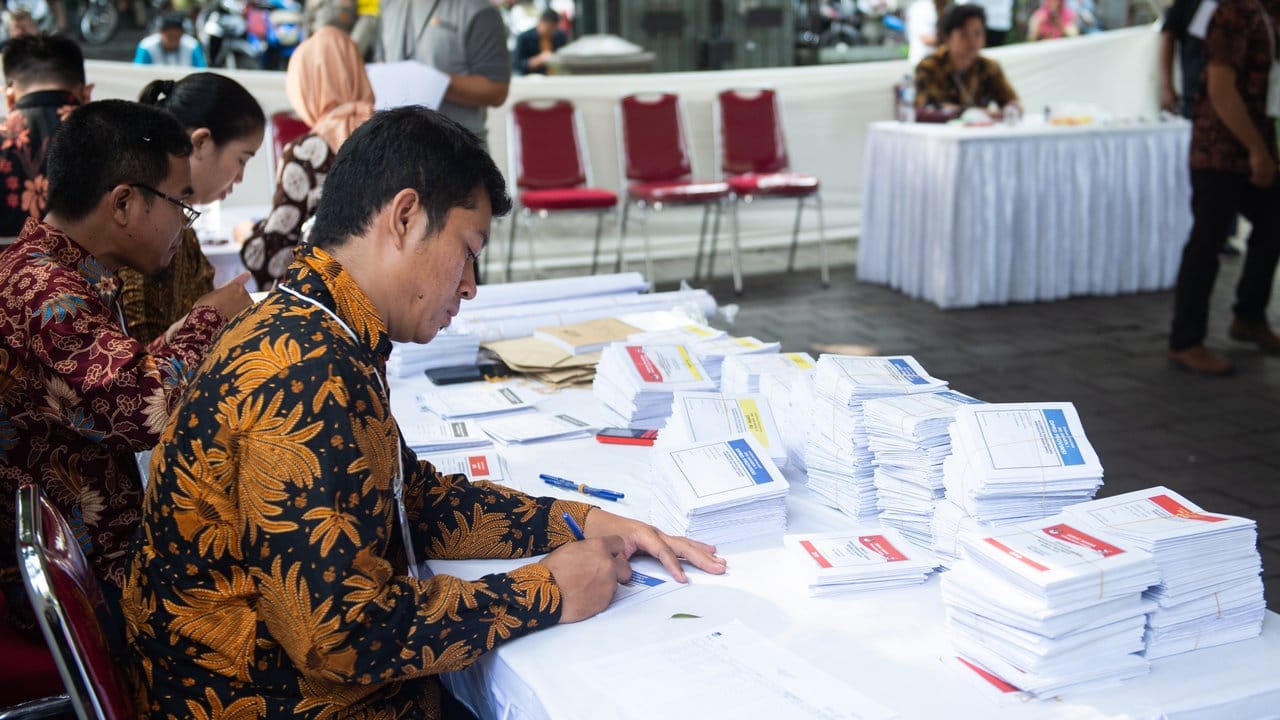 Wahlhelfer bereiten Unterlagen in einem Wahllokal vor: Insgesamt waren während der Wahlen und für die Auszählung mehr als sieben Millionen Helfer im Einsatz.