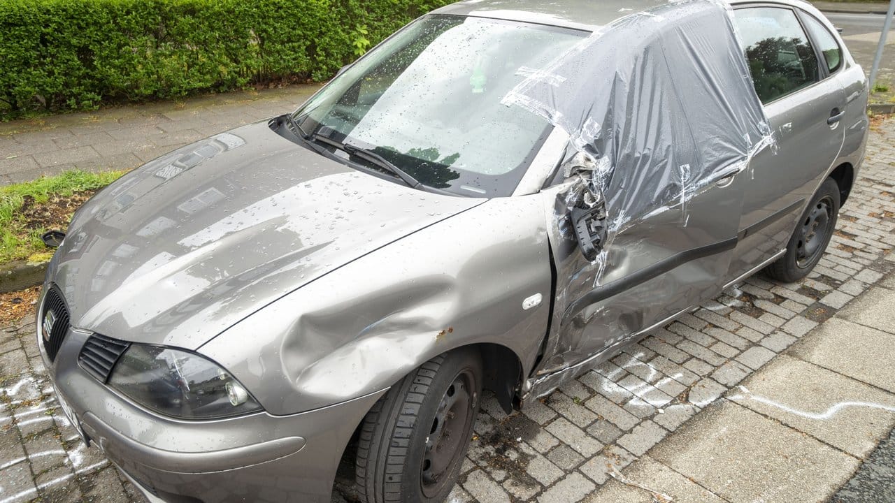 Kollateralschaden: Ein beschädigtes geparktes Fahrzeug nach dem mutmaßlichen Autorennen in Moers.