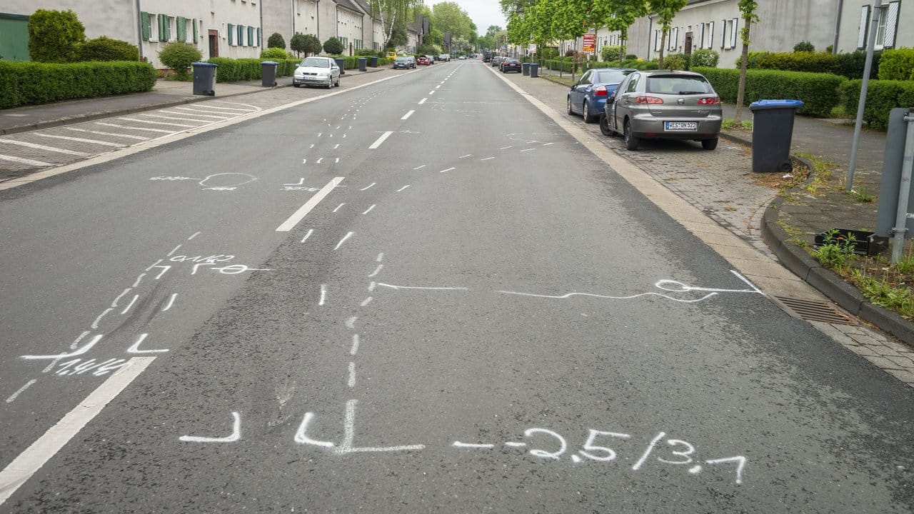 Weiße Markierungen an der Unfallstelle nach dem mutmaßlichen Autorennen in Moers. Weiße Markierungen an der Unfallstelle nach dem mutmaßlichen Autorennen in Moers.