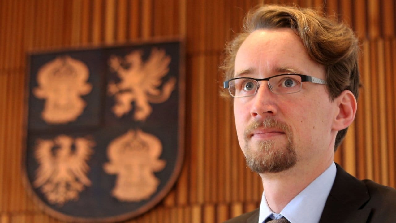 Brodkorb war von 2011 bis 2016 Bildungsminister im Kabinett des damaligen Ministerpräsidenten Erwin Sellering, der als Brodkorbs Förderer galt.